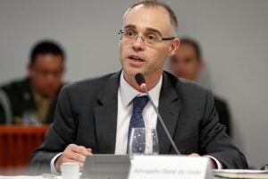 La Commission Arns exige des explications du ministre de la Justice sur un «  dossier confidentiel ''