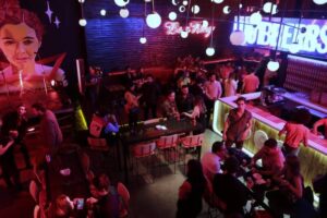 Critique du permis gouvernemental pour les pilotes de bars sans alcool