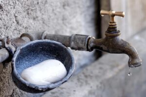 Les États omettent l’obligation d’améliorer les services d’eau et d’assainissement