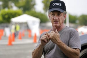 Sean Penn combat le COVID-19 avec des essais gratuits