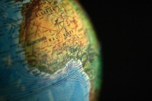 Image d'un globe terrestre focalisé sur l'Afrique de l'Ouest. Photo: Chasse visuelle