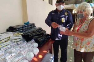 Ils distribuent des fournitures aux centres hospitaliers