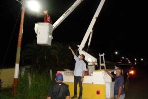 Ils installent des lampes LED dans les communes d'Angostura