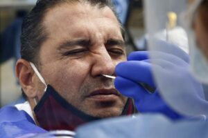 Le monde atteint 32,7 millions de cas de COVID et dépasse 990000 décès