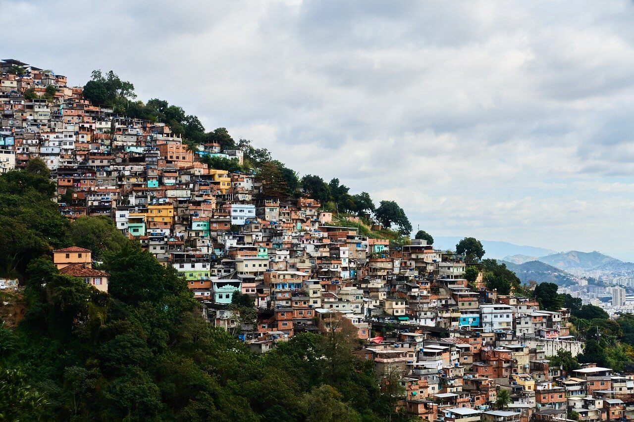 Image de la zone d'une banlieue de Rio de Janeiro, Brésil. Contenu sur la vulnérabilité sociale. 