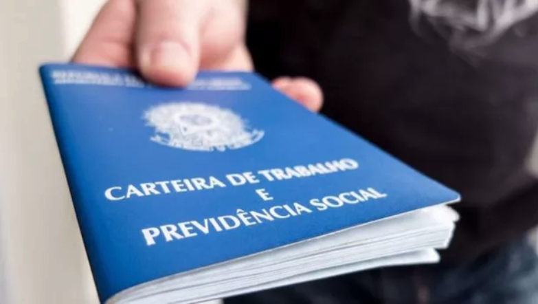 Carte de travail physique dans la main d'une personne