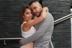 Ils ont surpris Jessi Uribe en train de bronzer alors que Dieu l'a mis au monde