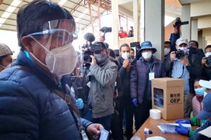Les Boliviens se rendent aux urnes dans un climat de tension. Suivi de la couverture