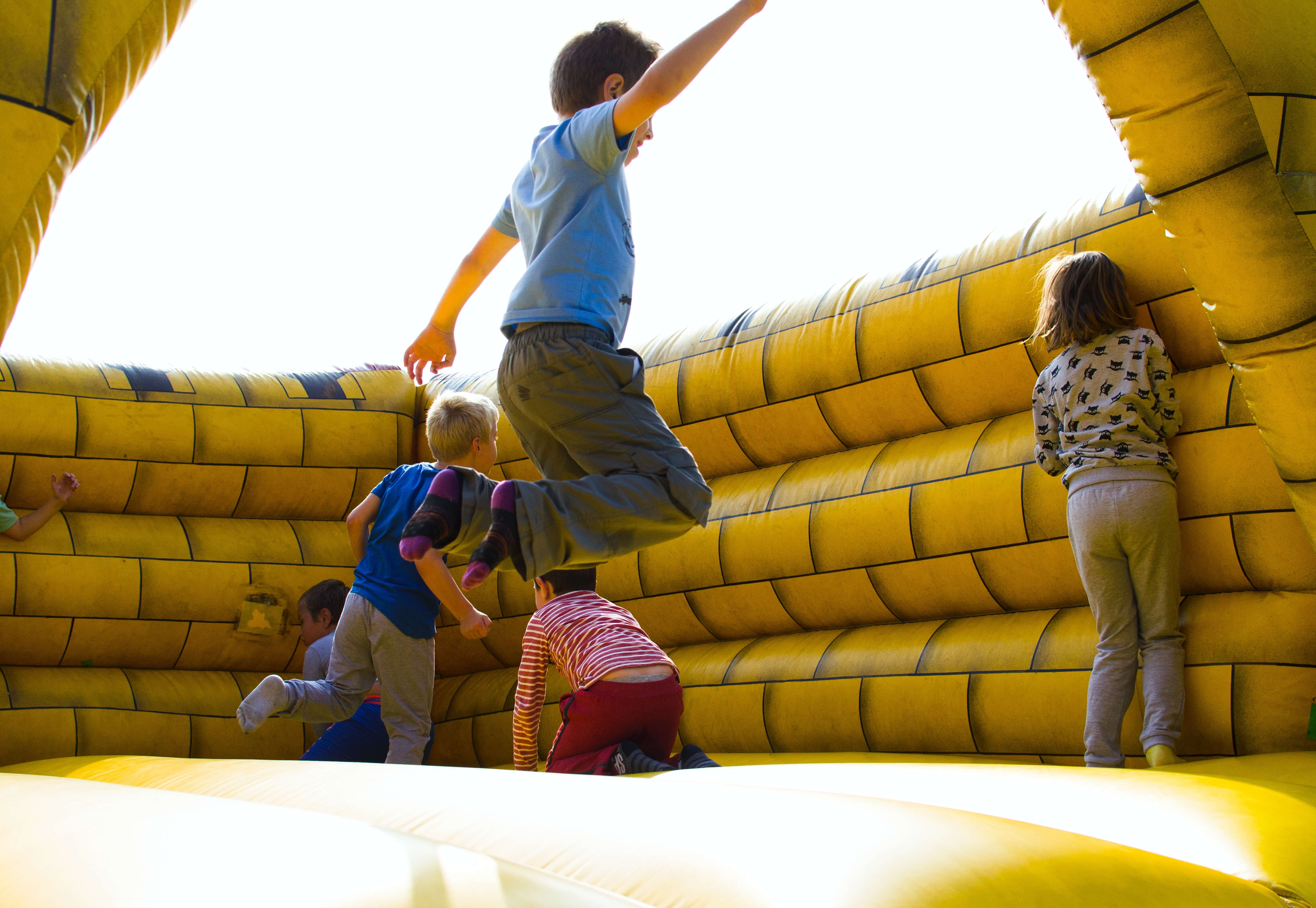 Enfants jouant. Contenu sur l'obésité infantile au Brésil.