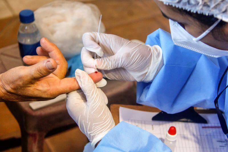 Services de santé. Femme médecin faisant un examen sur un patient.