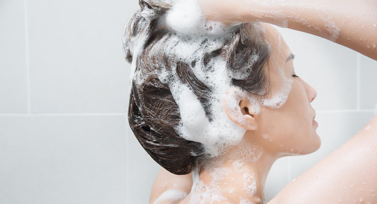 Le shampooing contient des composants qui obstruent les follicules pileux. Photo: Shutterstock Le shampooing contient des composants qui obstruent les follicules pileux. Photo: Shutterstock
