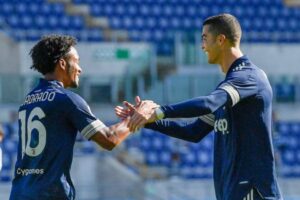 Le but de Cuadrado passe au but de la Juventus lors d'un match nul contre la Lazio
