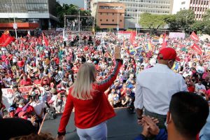 Maduro met en avant "la force, l'amour et la joie" au début de la campagne électorale