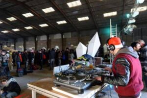 Alarme en France après une fête clandestine avec plus de 2500 participants