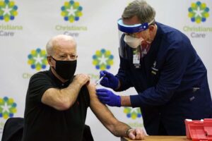 Biden reçoit une deuxième dose de vaccin COVID-19