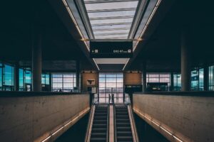 Caché dans un aéroport, un homme s&rsquo;est protégé de Covid-19 pendant trois mois