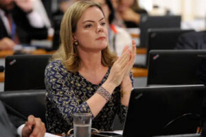 Gleisi associe son soutien à l&rsquo;aide d&rsquo;urgence et vaccine la succession à la Chambre