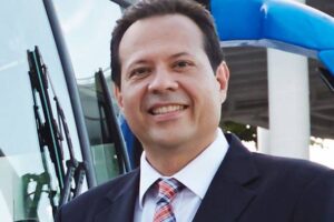 Ils exigent que Javier Fernández, le «  chanteur de but  », se rétracte en raison de paroles sur les médecins
