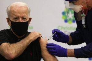 Joe Biden reçoit une deuxième dose de vaccin COVID-19