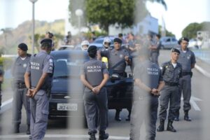 La police sans gouverneur contrôle le pays ouvert au coup d&rsquo;État