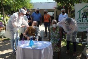 La vaccination contre le covid-19 chez les personnes âgées de plus de 90 ans commence le 9