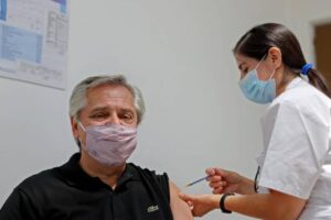 Le président argentin reçoit le vaccin Spoutnik V contre le covid-19
