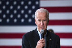 Vaccins et masques: le plan de Biden vise à briser le cycle pandémique