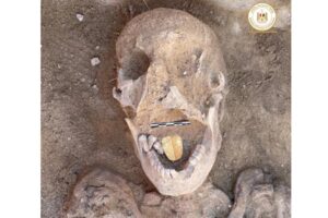 Avec une « langue dorée », ils ont trouvé une momie de 2000 ans en Egypte