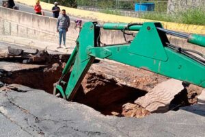 Ils réparent la conduite d&rsquo;eau principale à Carrizal
