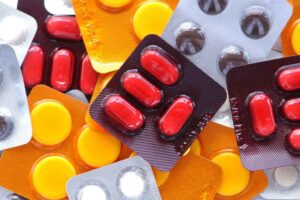 L&rsquo;Association des médecins et des journaux rémunérés publie un article en défense du « traitement précoce » du covid-19
