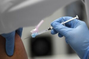 Les États-Unis, le Royaume-Uni, l&rsquo;Espagne et l&rsquo;Italie progressent rapidement dans la vaccination