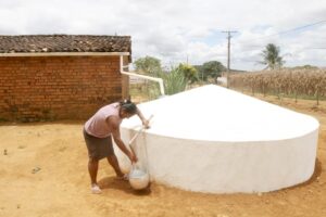 Sous Bolsonaro, le programme de citernes qui achemine l&rsquo;eau vers les régions plus sèches subit une baisse de 94%