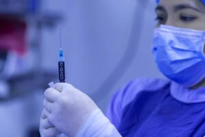 dénoncent que les adultes plus âgés n&rsquo;ont reçu des «  vaccins aériens  » que pendant la vaccination contre Covid-19