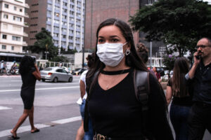 se soucier moins des surfaces et se concentrer sur de meilleurs masques et une meilleure ventilation