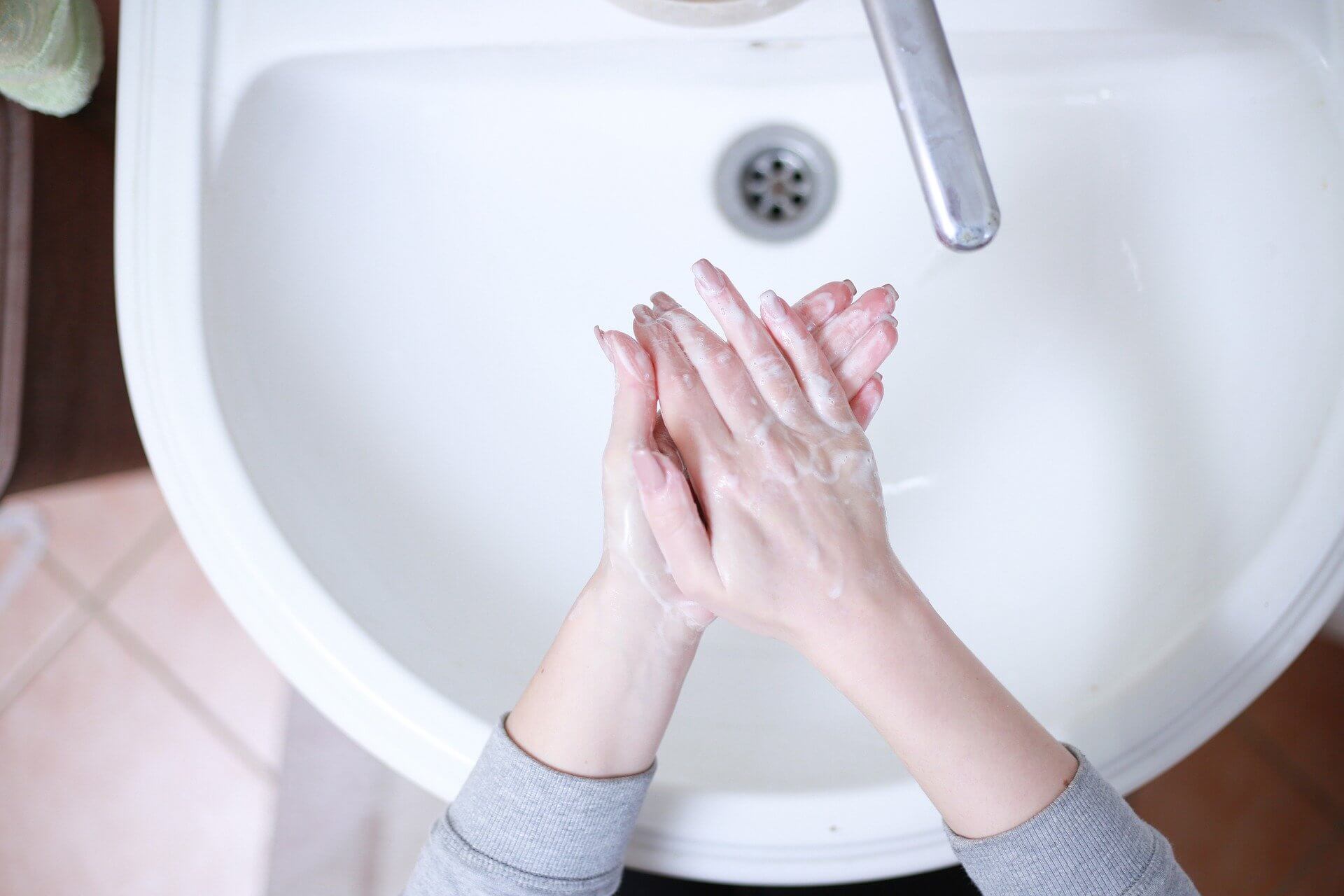 Personne se laver les mains. Contenu sur le droit à l'eau, à l'assainissement et à l'hygiène