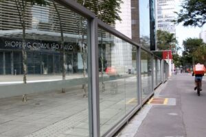 Définir les églises comme un service essentiel est «  embarrassant  », selon le docteur