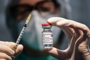 La France reprend le vaccin AstraZeneca, mais recommande de le réserver aux personnes de plus de 55 ans