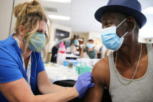 Les États-Unis ajoutent des volontaires pour renforcer la campagne de vaccination
