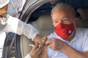 Lula reçoit la première dose du vaccin Covid-19 à São Bernardo