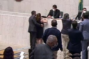 Un adjoint accusé de harcèlement a atténué les sanctions infligées par des collègues qui utilisent la Bible pour éviter de nouvelles sanctions