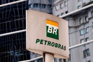 Une grève dans une raffinerie brésilienne appelle à des mesures anticovides