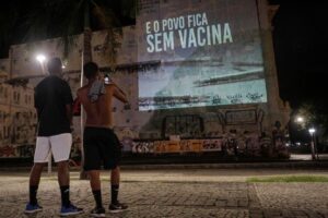 «Vaccin dans le bras, nourriture dans l&rsquo;assiette.  Les travailleurs de l&rsquo;UFRJ protestent contre Bolsonaro