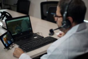 Le docteur Felipe Delgado de la clinique médicale a assisté à une chirurgie de remplacement de la hanche par télémédecine