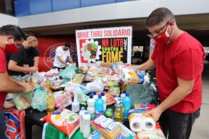 Drive Thru Solidário, avec la présence de Lula, collecte des dons