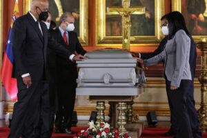 Ils rendent hommage au professeur Aristóbulo Istúriz dans la chapelle en feu