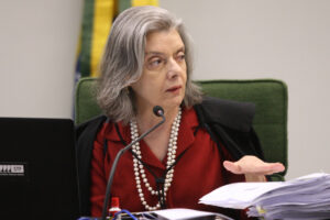 Cármen Lúcia demande une enquête contre Bolsonaro pour génocide