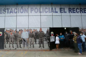 Carmen Meléndez inspecte les commissariats de police de Caracas