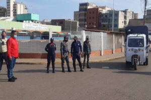 Des chauffeurs pirates sont expulsés à côté du terminal de Puerto la Cruz