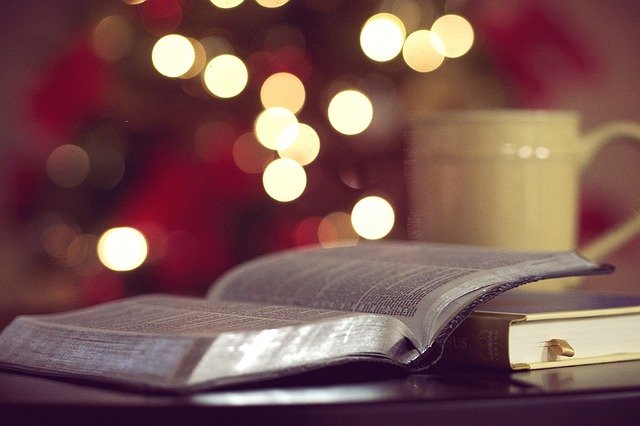 Image d'une Bible ouverte, accompagnée d'une tasse de café. Représentation textuelle de la façon dont le chrétien se positionne