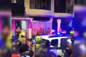 La police a capturé deux hommes qui tentaient de voler un bureau de tabac dans le quartier de Los Guaduales